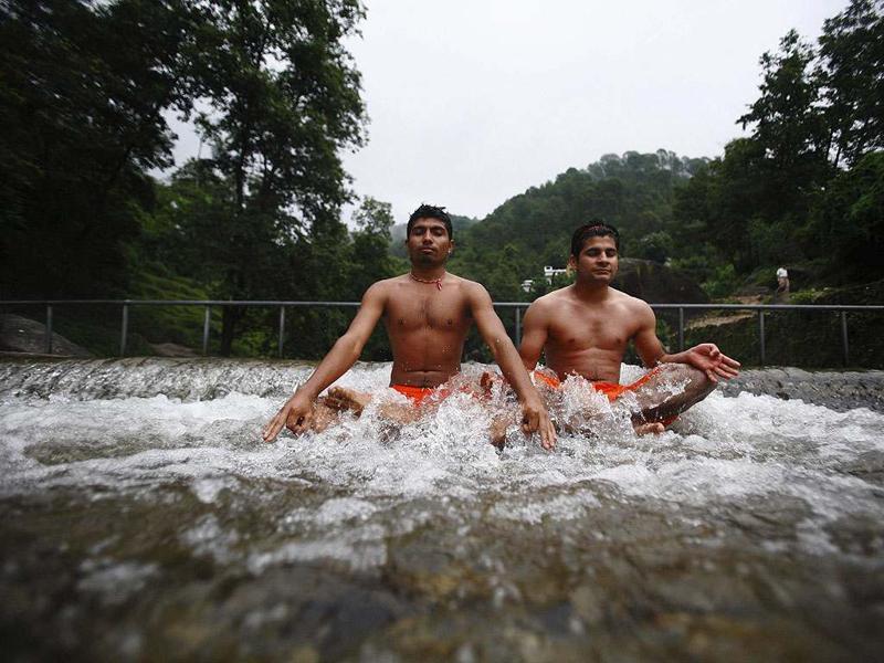Hindu Devotees Meditate As They Sit At The Bagmati - Fun - HD Wallpaper 