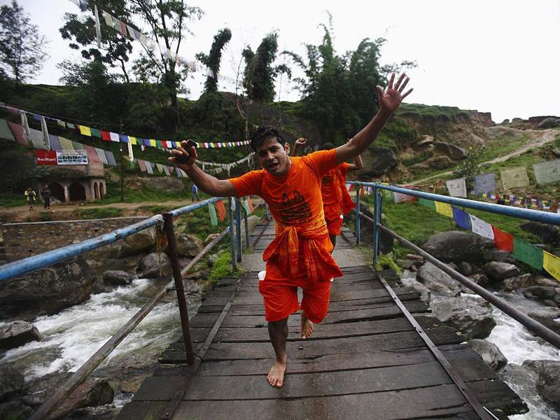 A Hindu Devotee Gestures As He Takes Part In The Bol - Fun - HD Wallpaper 