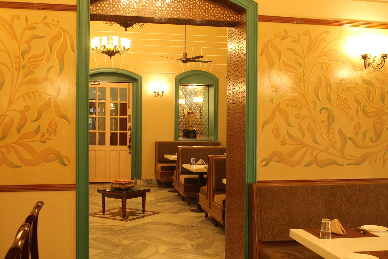 Varanasi Surya Kaiser Palace Room - HD Wallpaper 