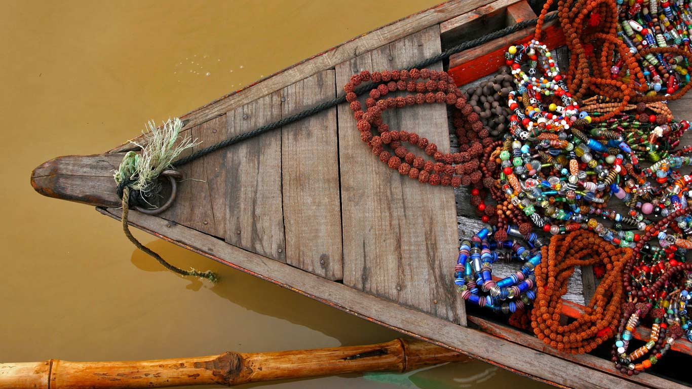 A Boat In The Ganges River At Varanasi, India - Ganges - HD Wallpaper 
