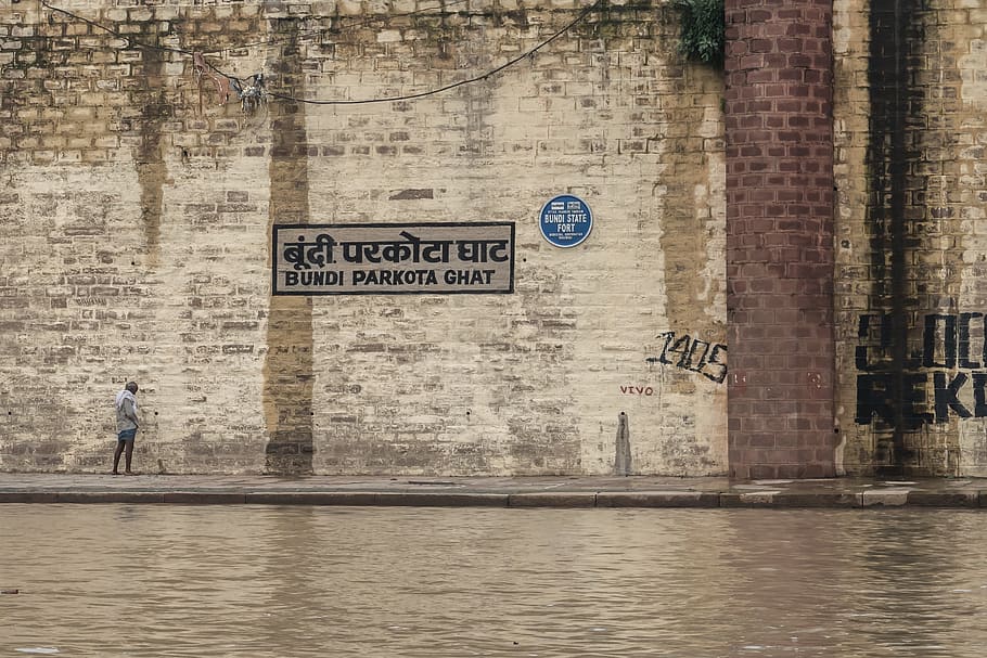 India, Varanasi, Bundi Parkota Ghat, Peeing, River, - Wall - HD Wallpaper 