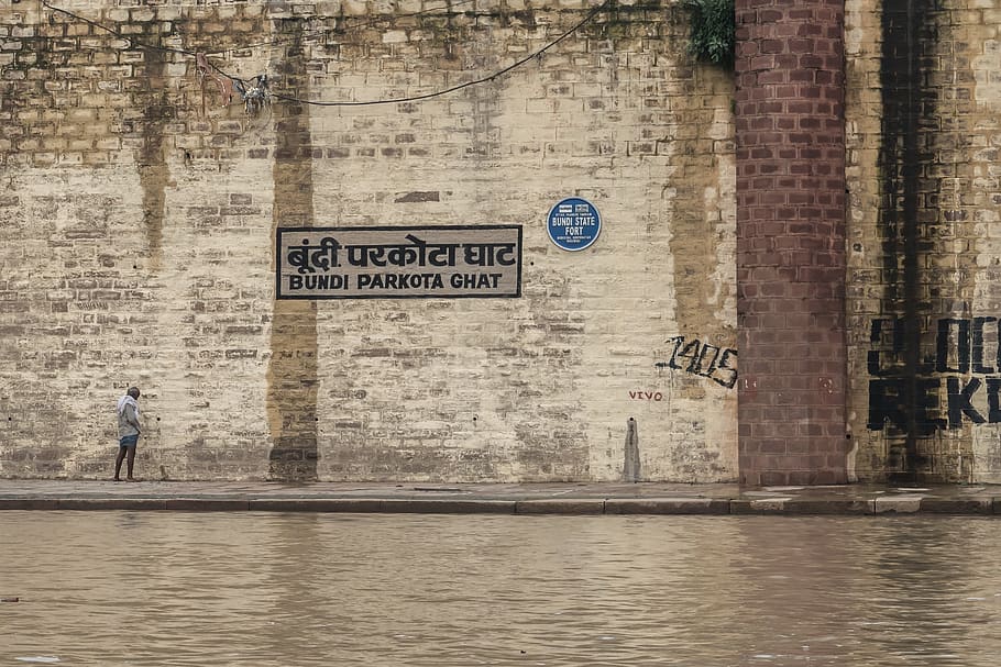 India, Varanasi, Bundi Parkota Ghat, Peeing, River, - Wall - HD Wallpaper 