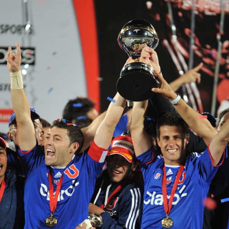 Universidad De Chile Players Hold Up The Trophy After - U De Chile Copa Sudamericana - HD Wallpaper 