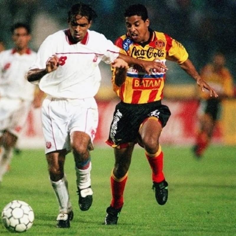 Adel Chbouki Du Wydad Casablanca Dépasse Sami Laaroussi - Kick Up A Soccer Ball - HD Wallpaper 