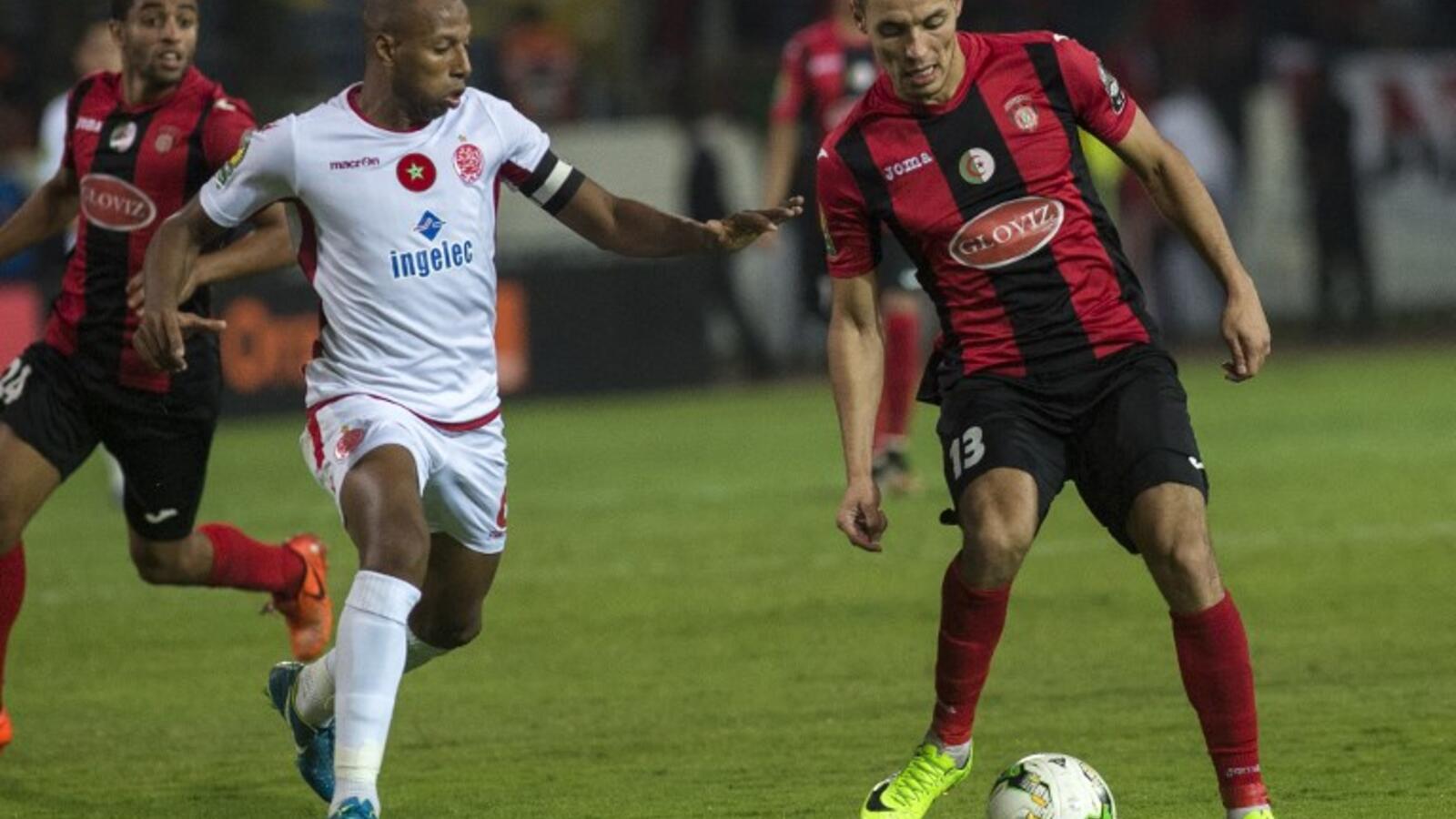 Wydad Casablanca S Brahim Nakach Vies For The Ball - وفاق سطيف يفوز الوداد - HD Wallpaper 