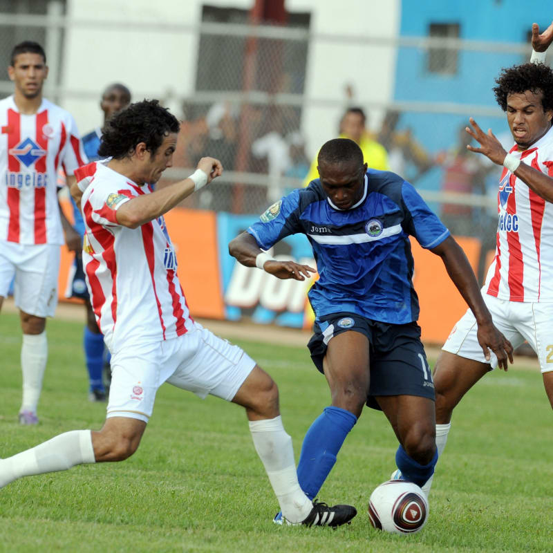 Enyimba Striker Uche Kalu Vies For The Ball With Wydad - Enyimba Vs Wac 2011 - HD Wallpaper 