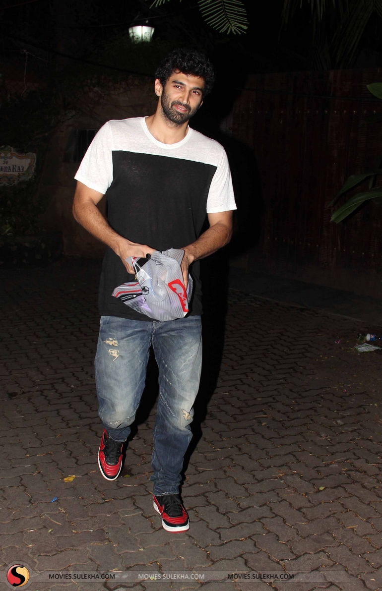 Aditya Roy Kapur Smoking - HD Wallpaper 