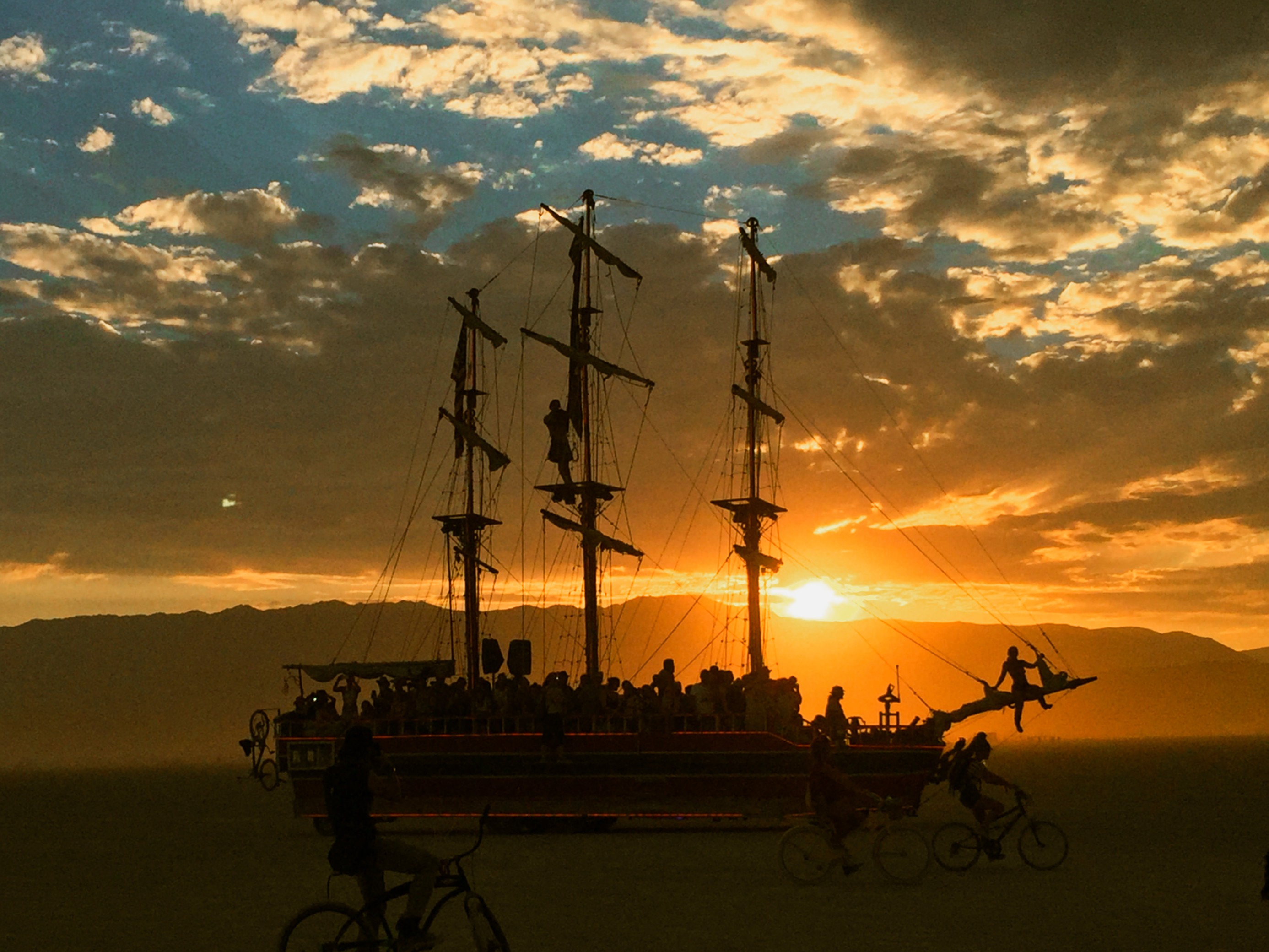 Pirate Ship On Playa At Sunset - Sunset - HD Wallpaper 