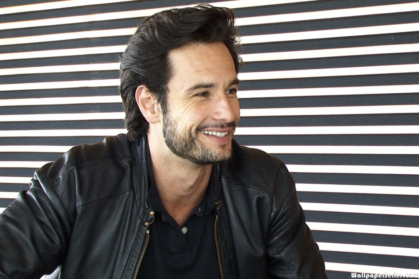 Hd Rodrigo Santoro Wearing Black Leather Jacket Wallpaper - Rodrigo Santoro Smile - HD Wallpaper 