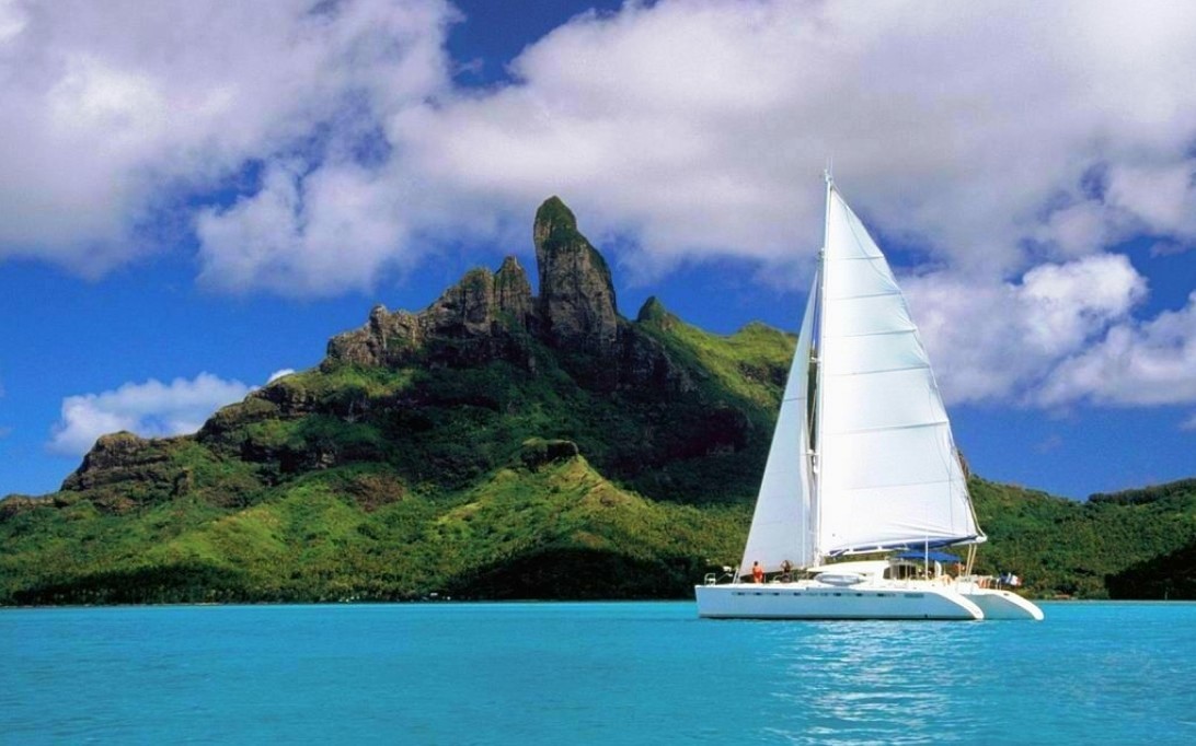 Lagoon 500 Sailing Boat Wallpaper - Sailing In Bora Bora - HD Wallpaper 