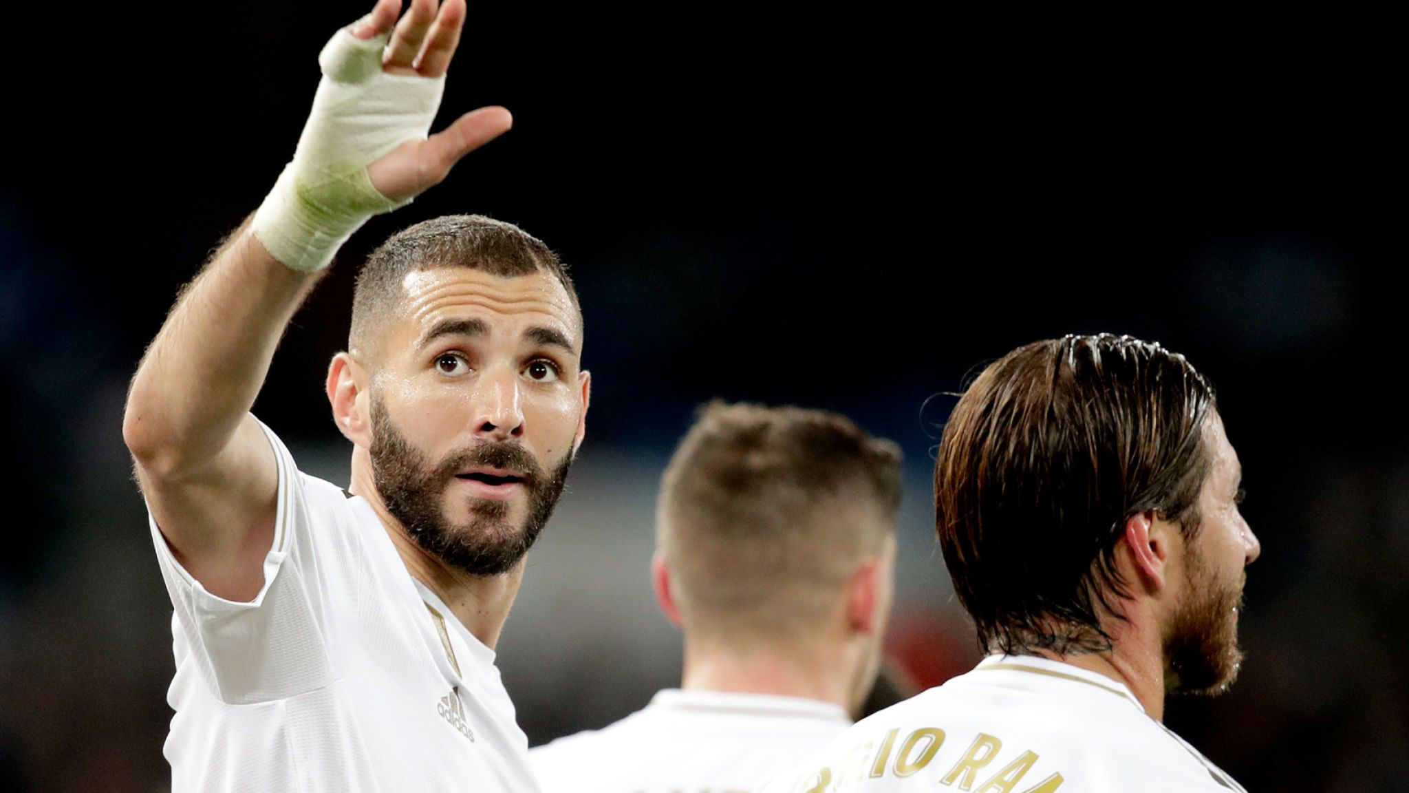 Karim Benzema S International Career Remains In The - Karim Benzema Finger - HD Wallpaper 