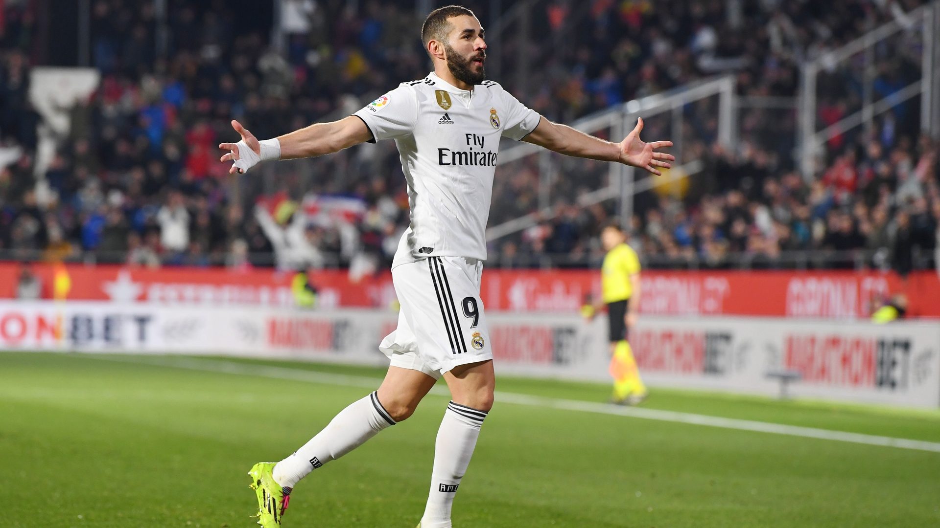 Real Madrid Forward Karim Benzema - Karim Benzema - HD Wallpaper 