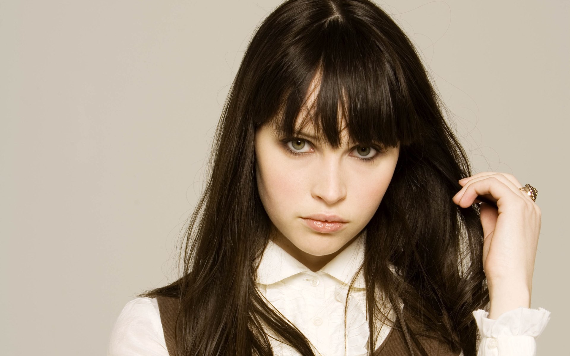 Girl Black Hair Green Eyes Actress - HD Wallpaper 