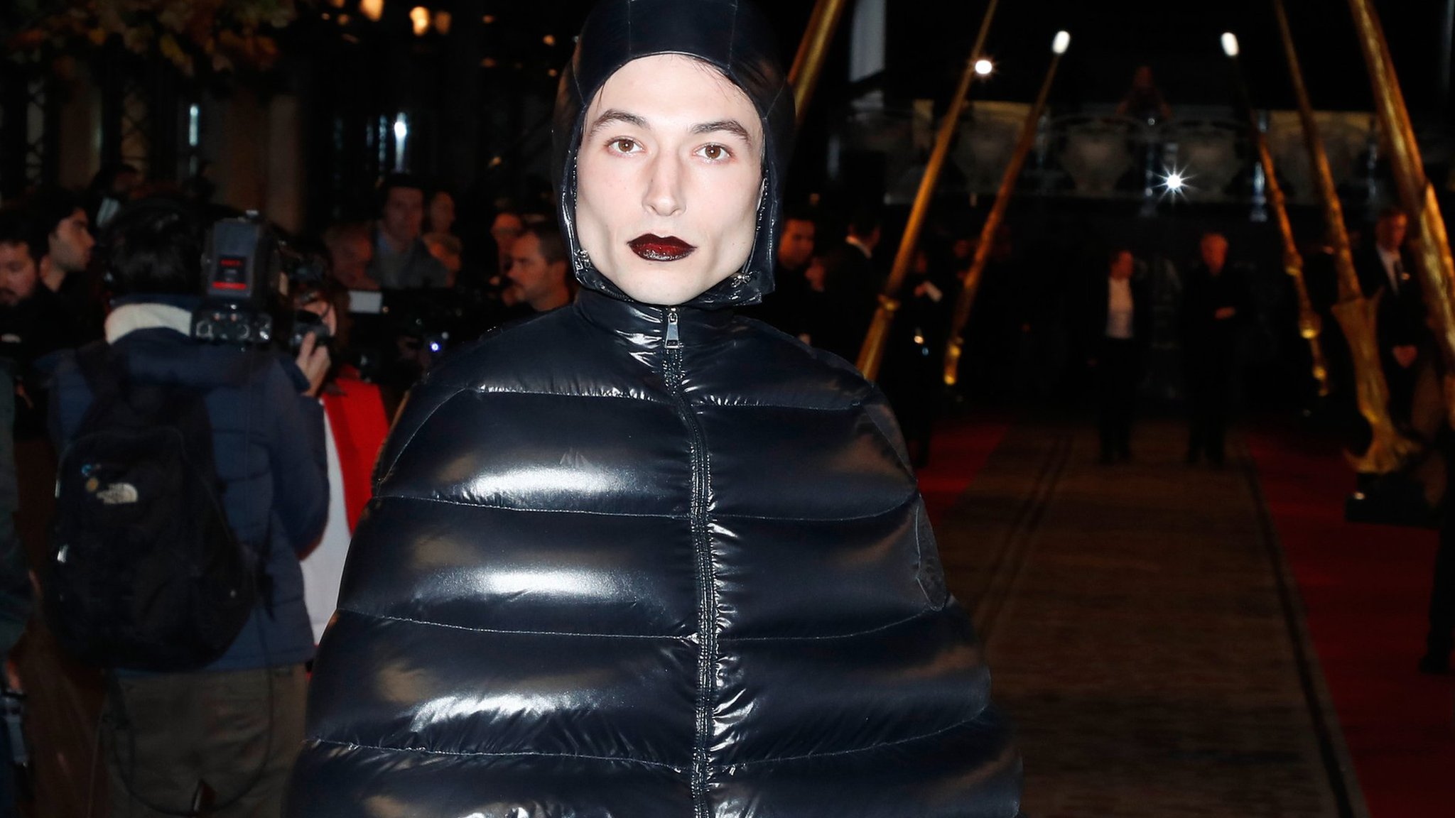 Fantastic Beasts Ezra Miller - HD Wallpaper 