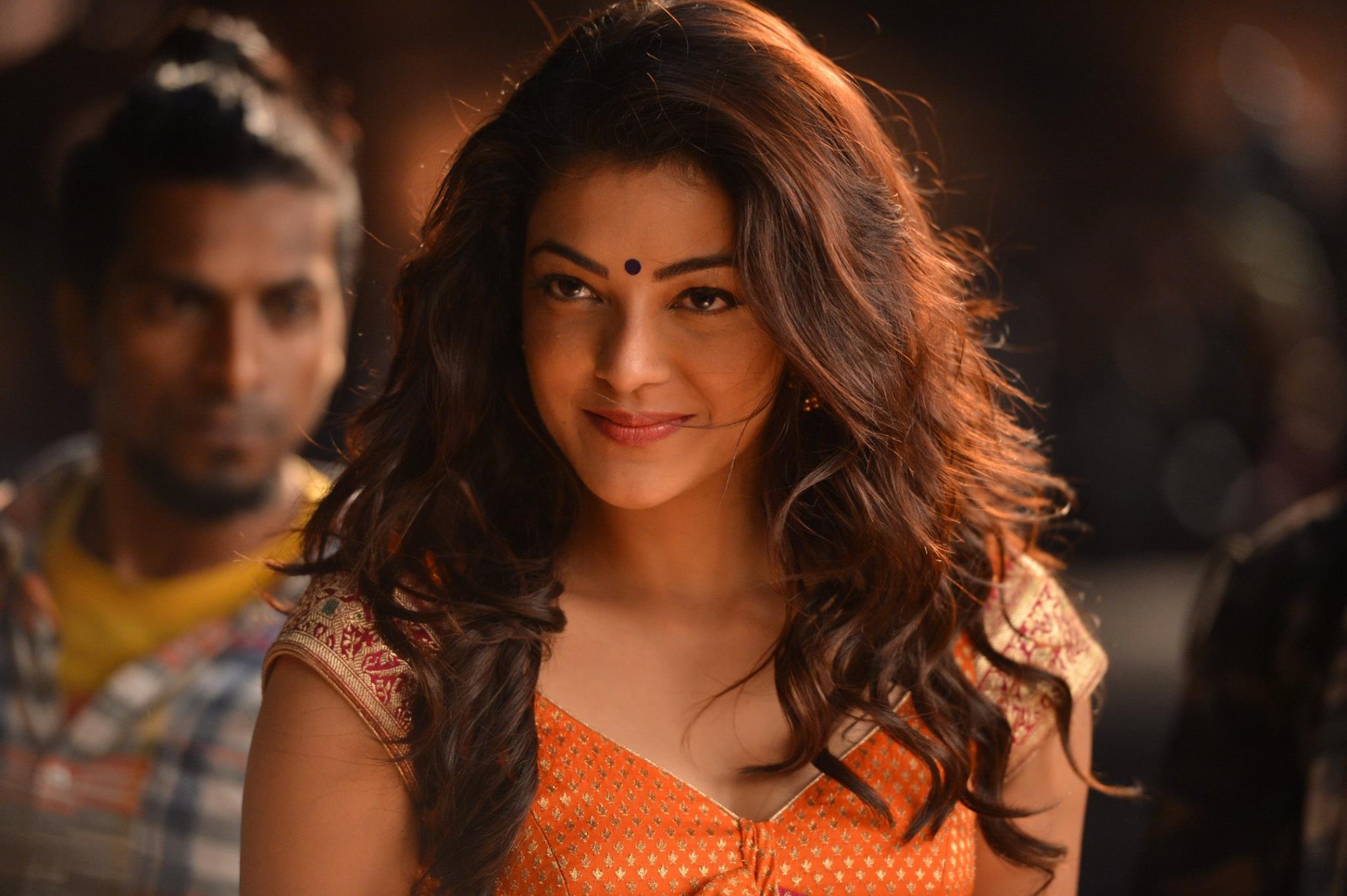 Kajal Agarwal Pakka Local Janatha Garage Item Song - Kajal Agarwal Pakka Local - HD Wallpaper 