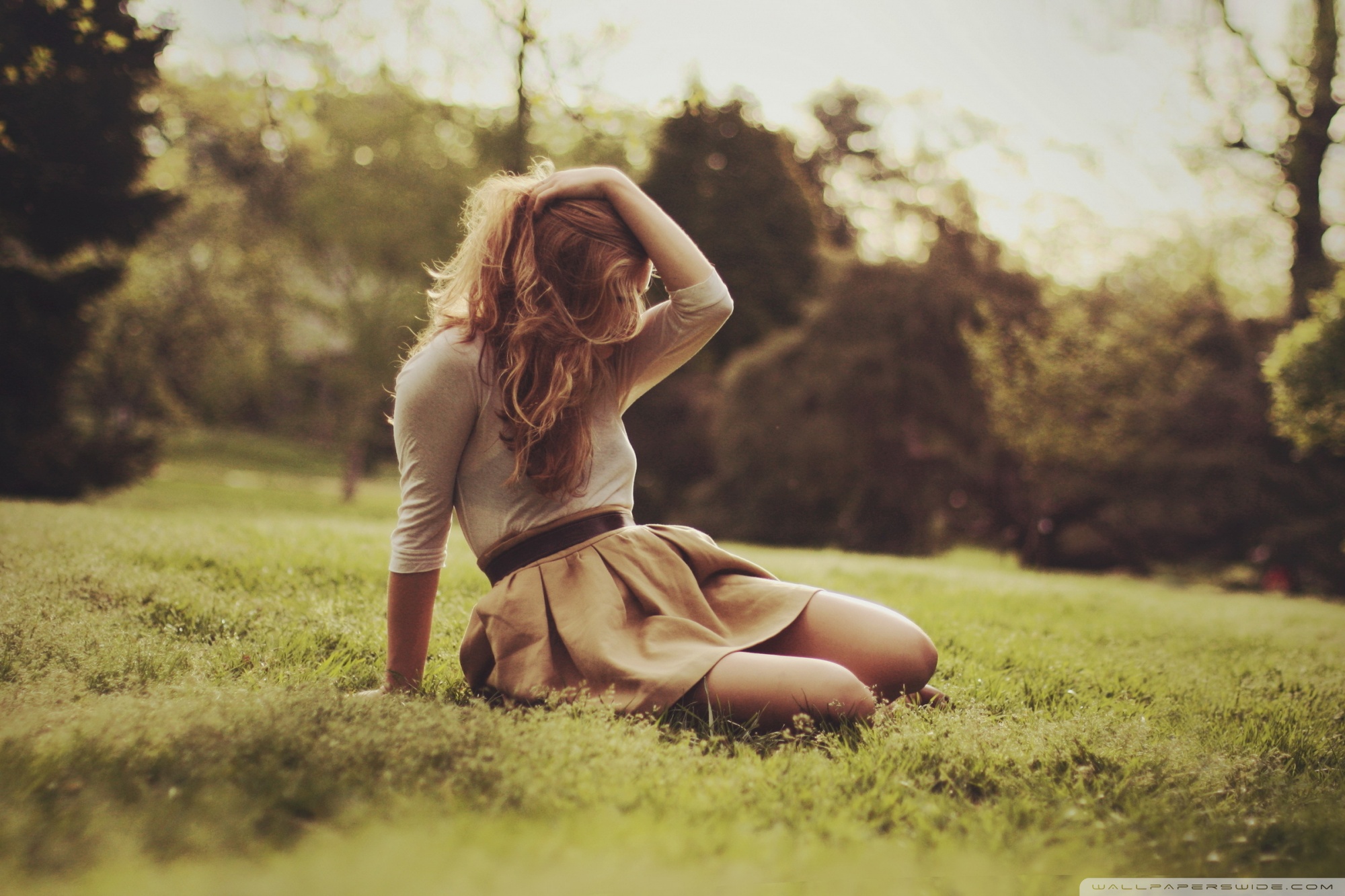 Girl Sitting Alone - HD Wallpaper 