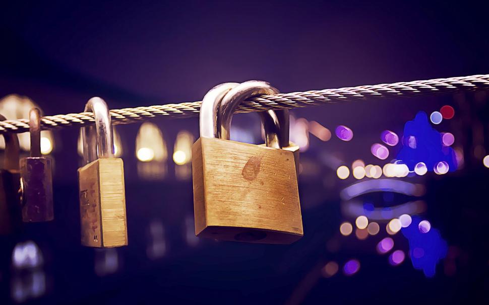 Lock, Barbed Wire, Night, Night, Lighting Wallpaper,lock - Light - HD Wallpaper 