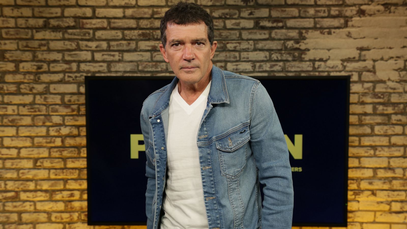 Isabelle Huppert And Chloe Grace Moretz - HD Wallpaper 