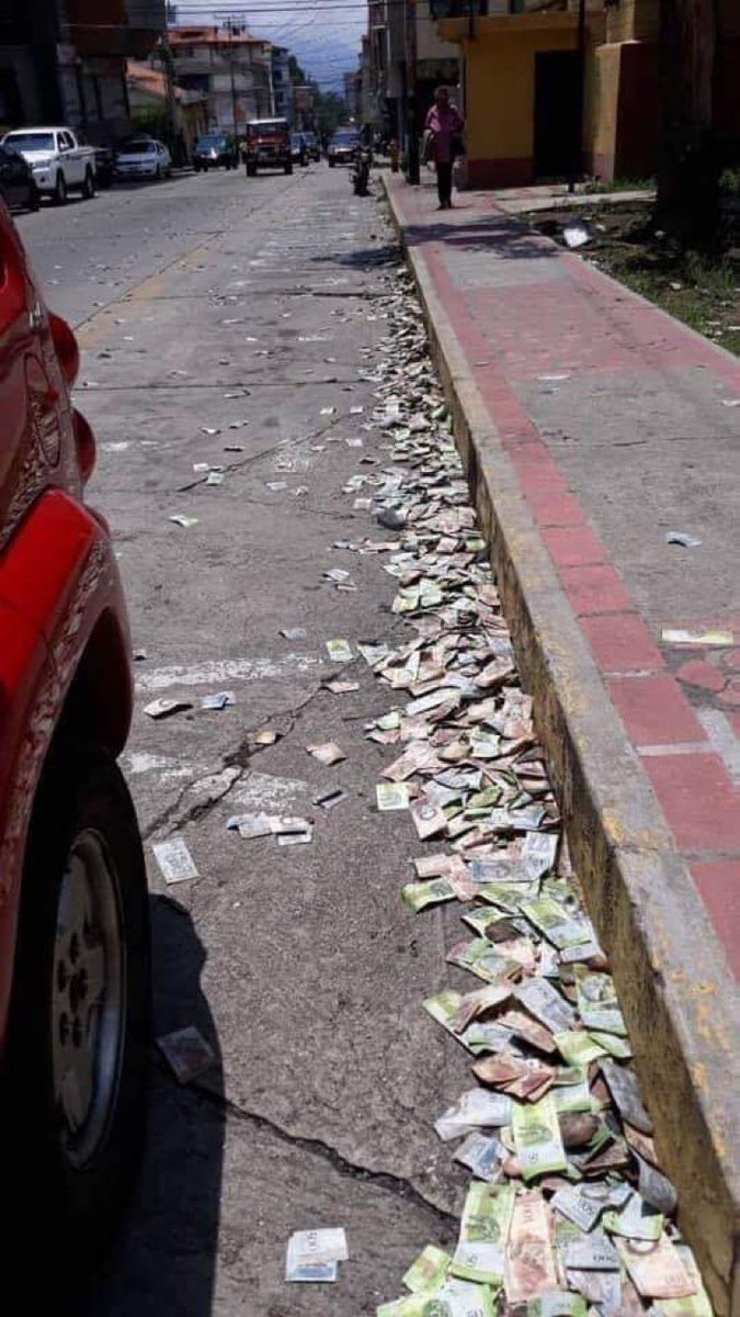 Money In The Streets Of Venezuela - HD Wallpaper 