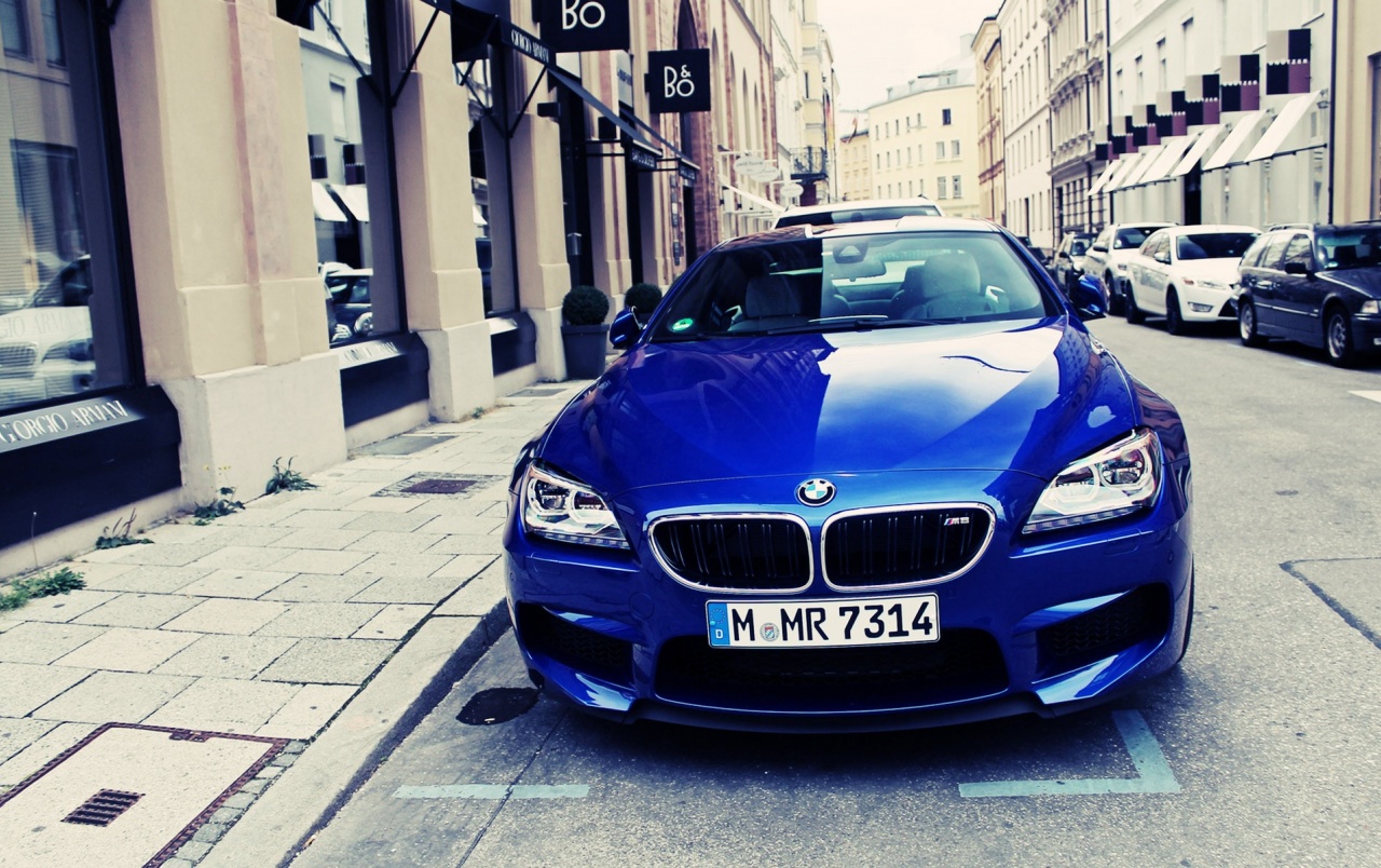 Blue Bmw M6 On The Streets Wallpapers - Bmw M5 2012 Black - HD Wallpaper 