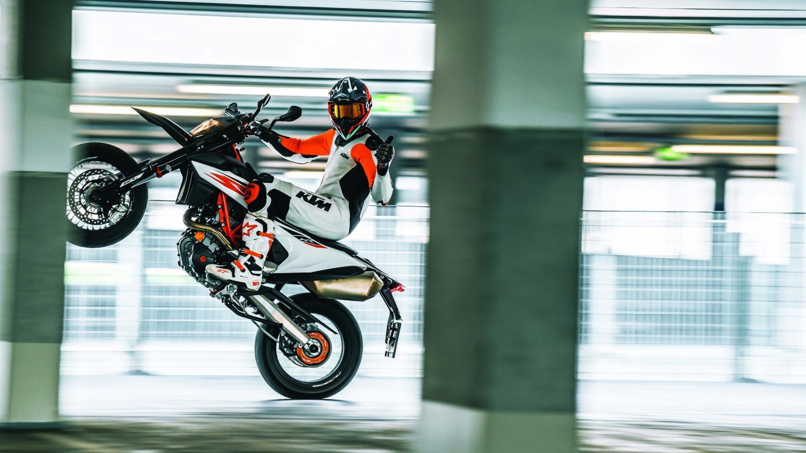 Ktm 690 Smc-r, Motorcycle, Thumbs Up, Supermoto - HD Wallpaper 