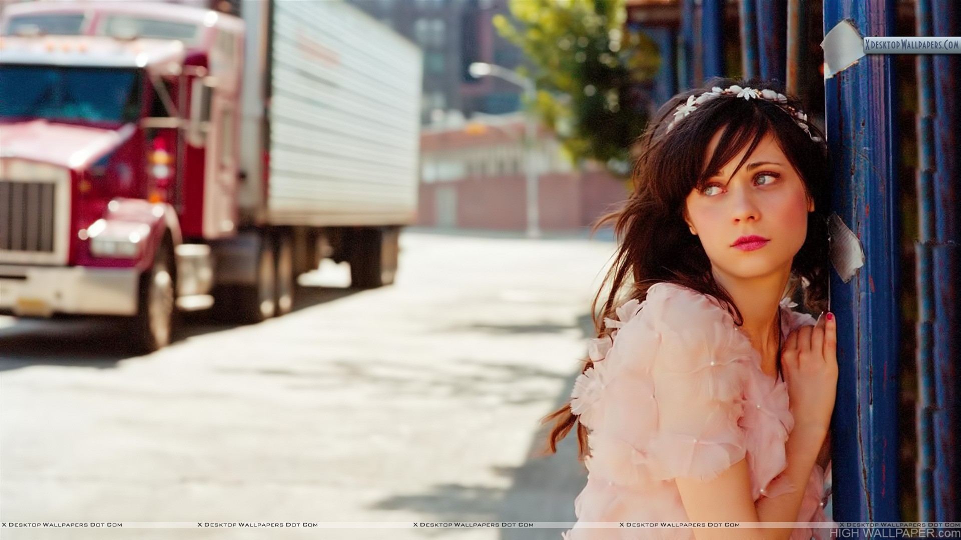 Zooey Deschanel Sad - HD Wallpaper 