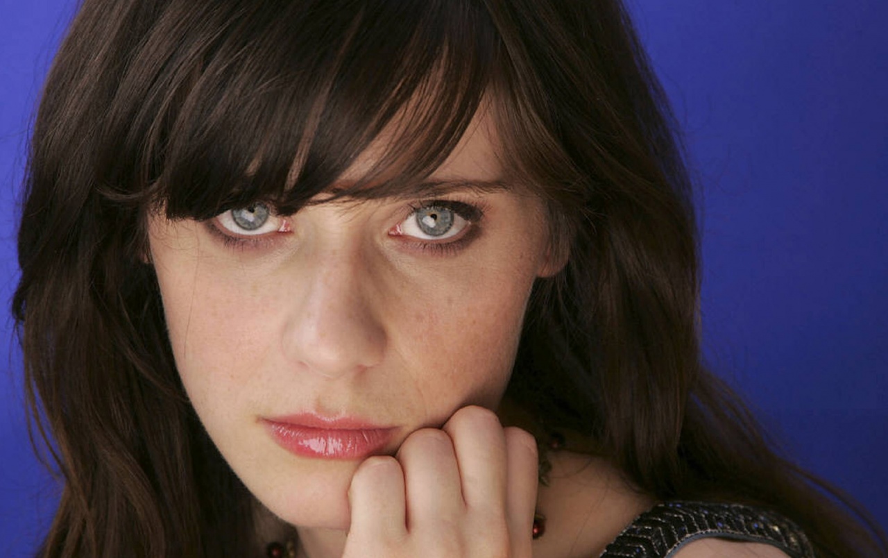 Zooey Deschanel Blue Eyes Wallpapers - Actress Big Blue Eyes - HD Wallpaper 