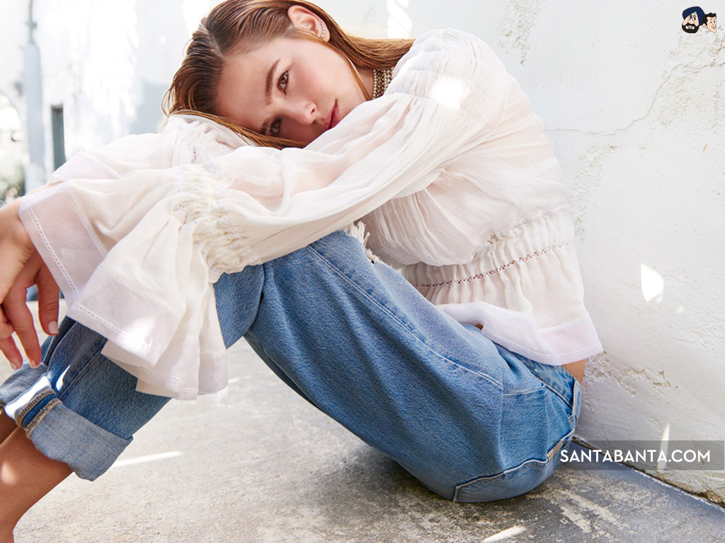 Zoey Deutch - HD Wallpaper 