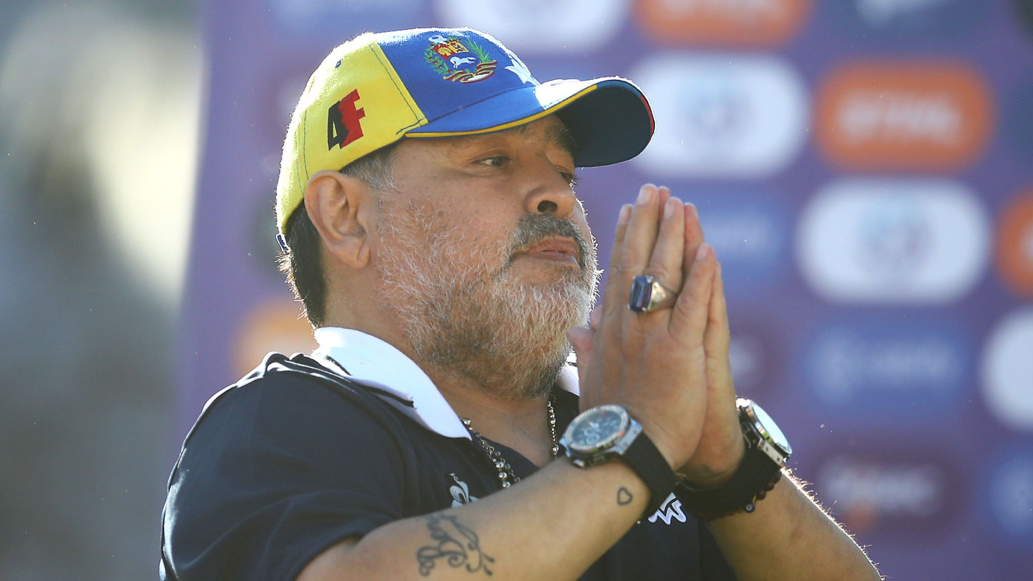 Diego Maradona Roger Federer - HD Wallpaper 