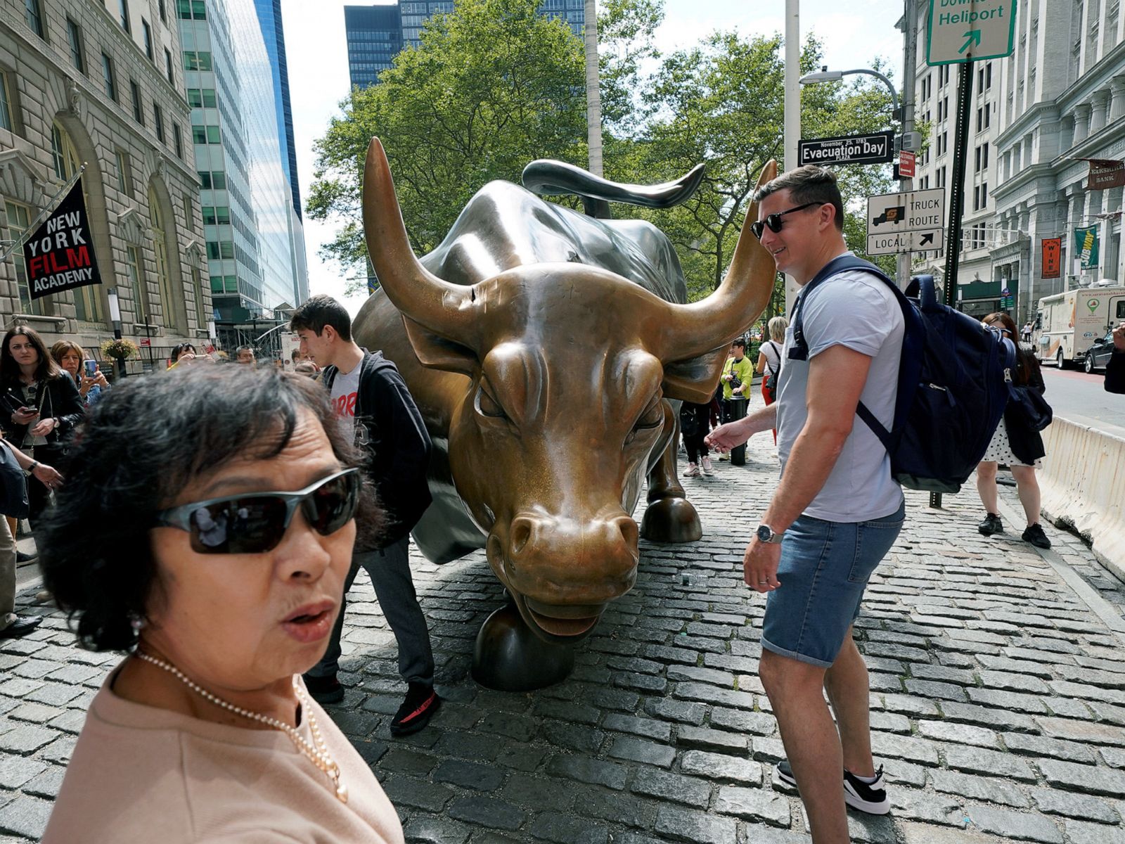 Charging Bull - HD Wallpaper 