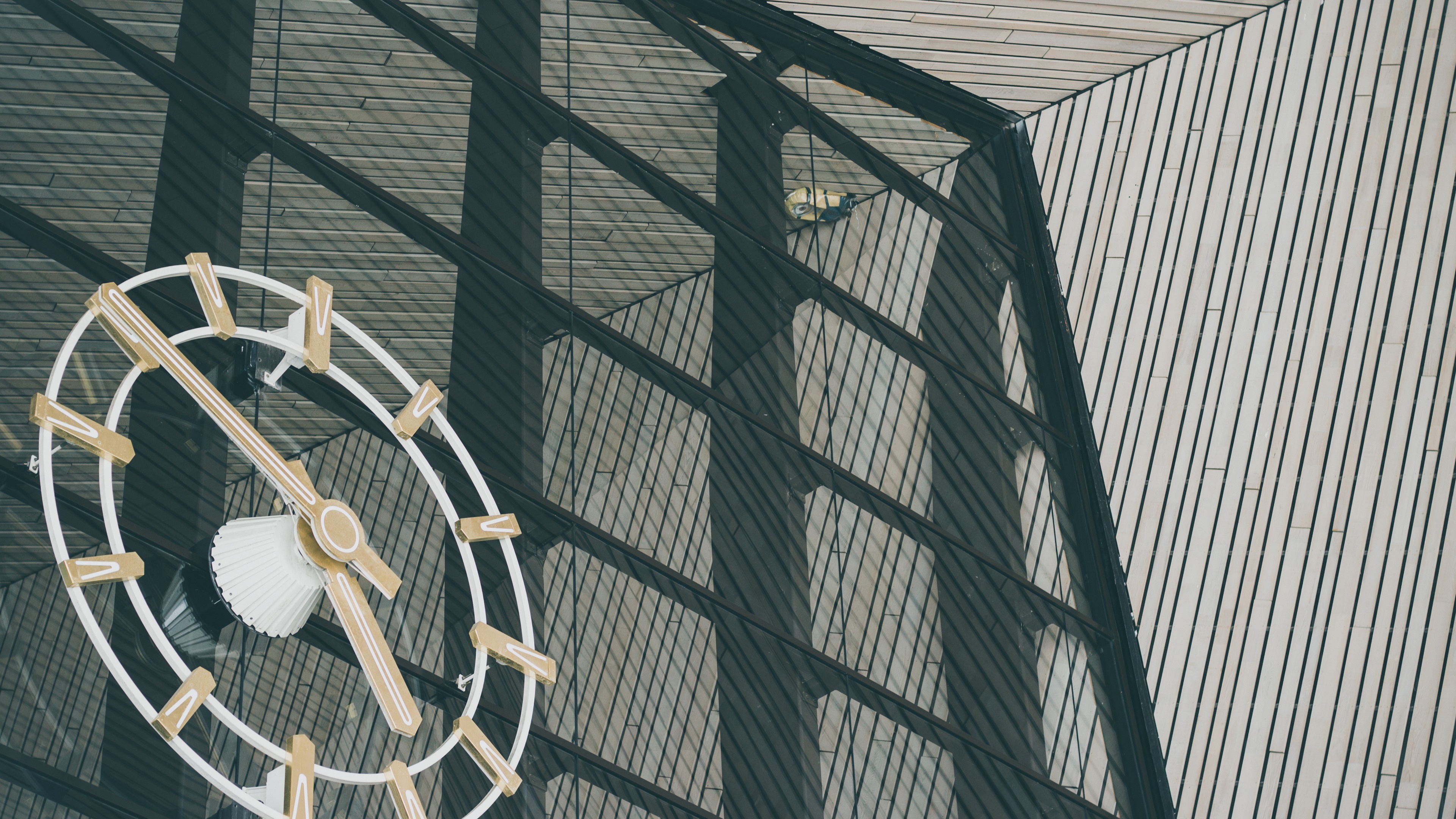 Wallpaper Large Clock, Glass Wall, Street - Wall Street - HD Wallpaper 