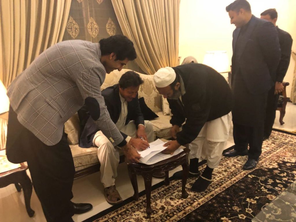 Bushra Maneka Was Earlier Married To Khawar Farid Maneka - Bushra Bibi - HD Wallpaper 