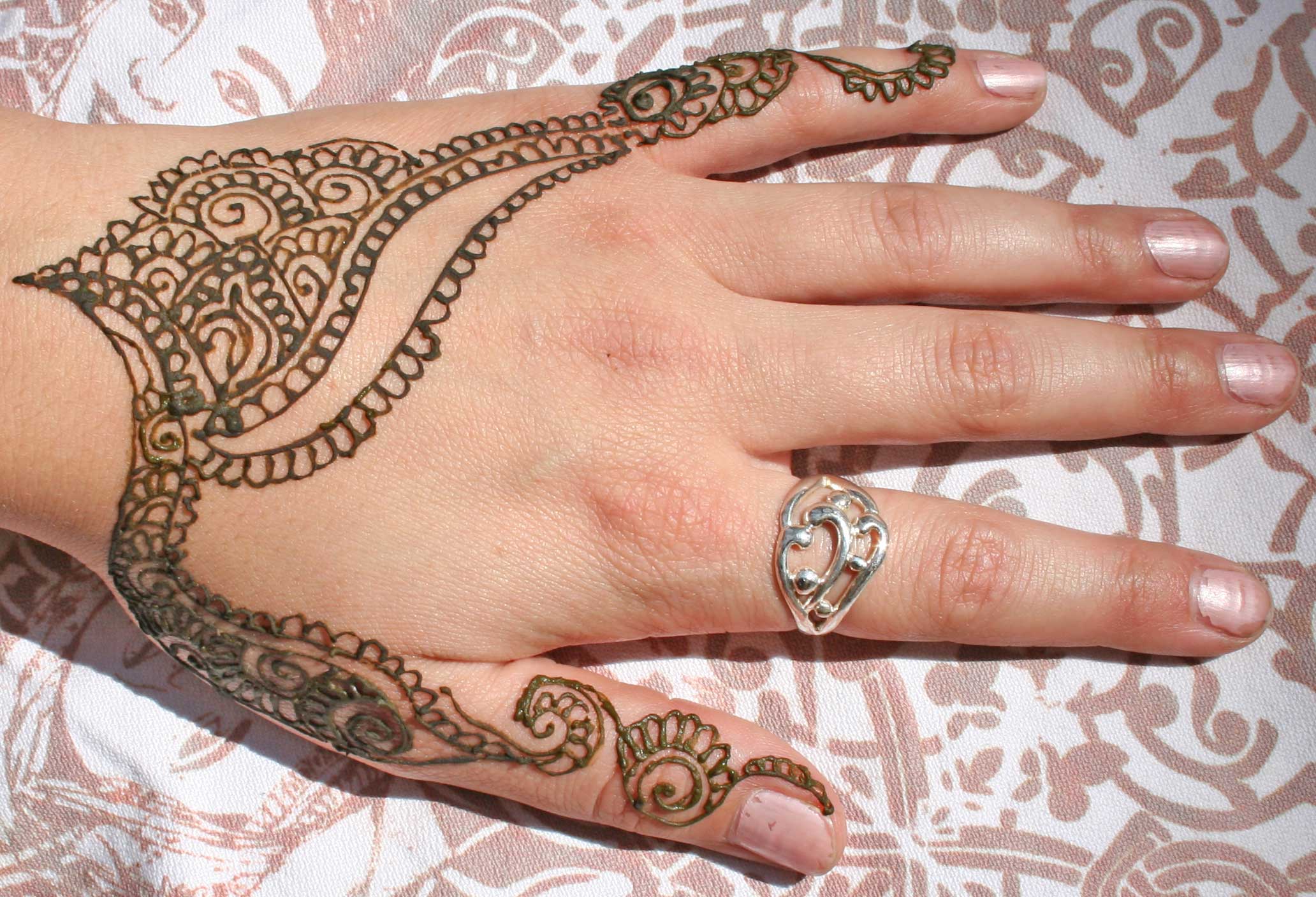 Awesome Henna Tattoo On Hand - Karachi New Mehndi Design - HD Wallpaper 