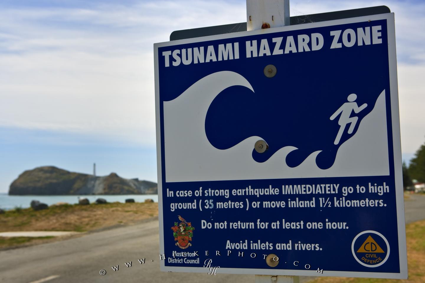 Photo Tsunami Warning Sign Wairarapa - Tsunami Warning Signs New Zealand - HD Wallpaper 
