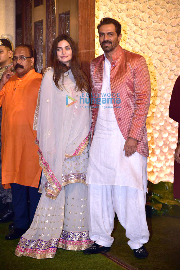 Photos Celebs Grace Anil Ambani’s Residence For Ganesh - Ganesh Chaturthi Ambani - HD Wallpaper 