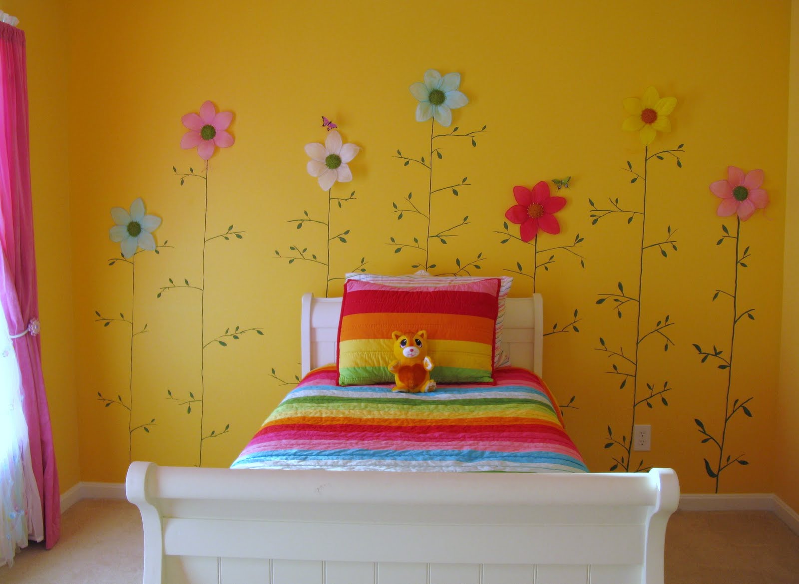 Yellow And Pink Girls Bedroom - HD Wallpaper 