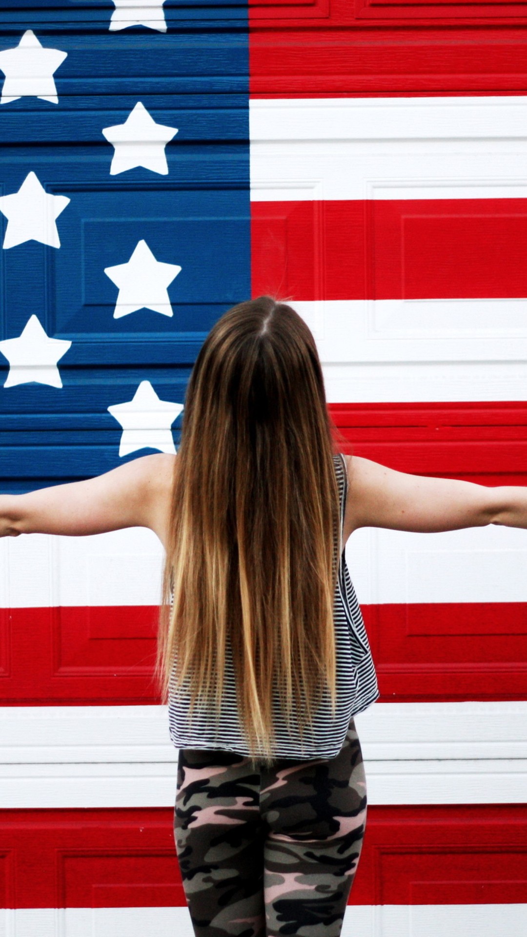 American Girl In Front Of Usa Flag Wallpaper Background - Para Fondo De Pantalla Ingles - HD Wallpaper 