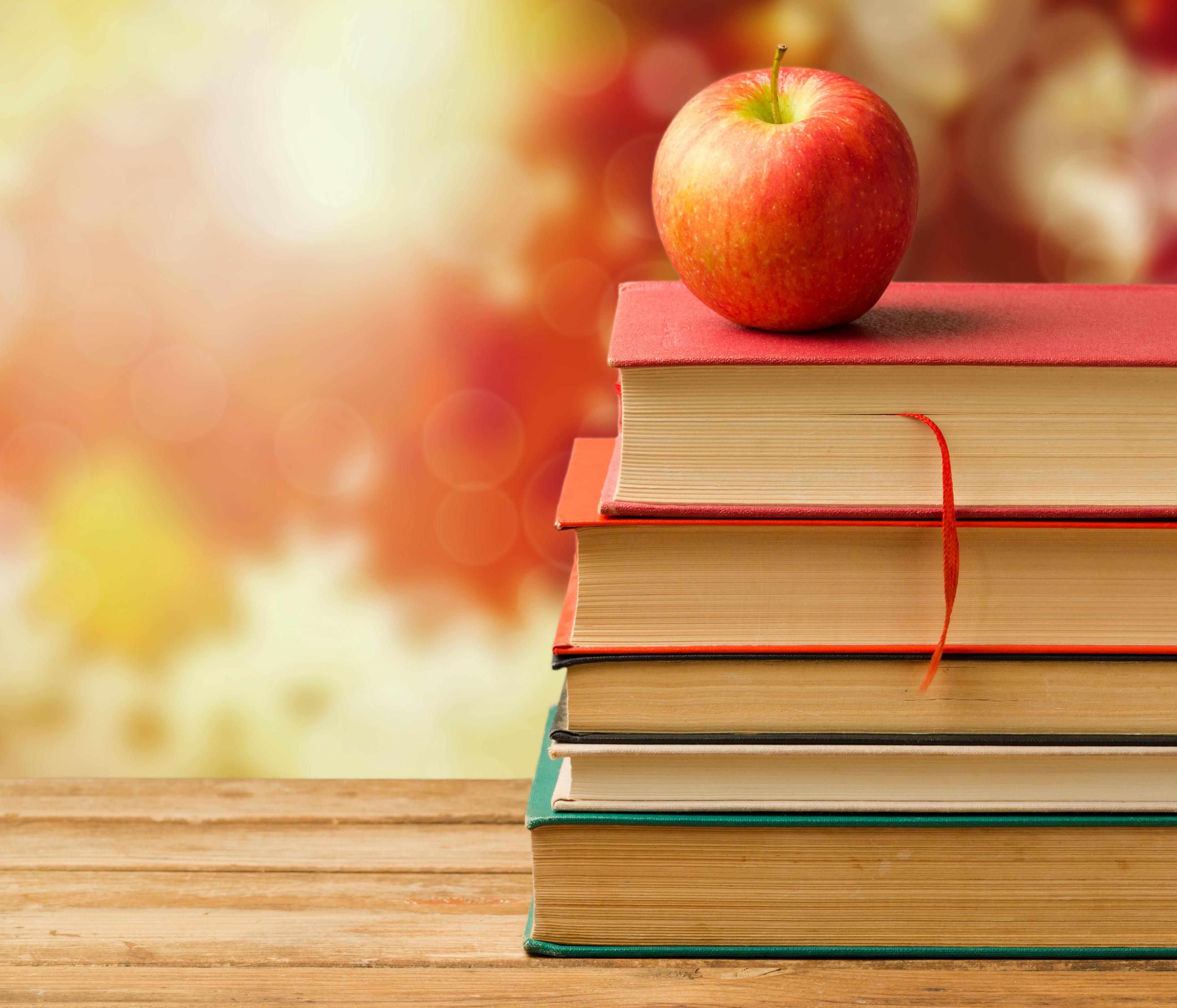 Apple On Book Wallpeper - HD Wallpaper 
