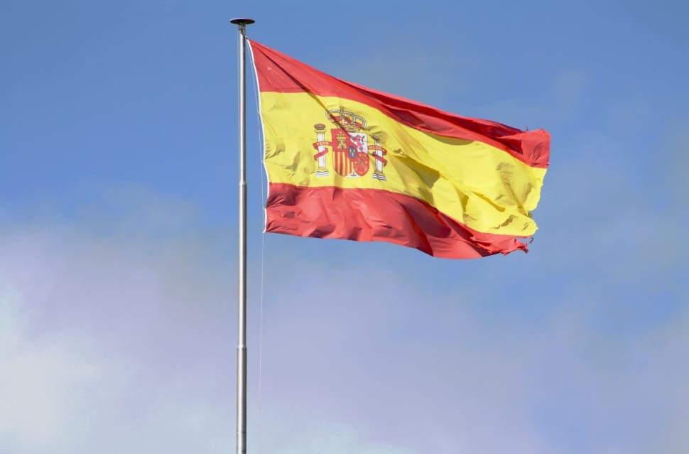 Flag, Mast, Sky, Spain, Coat Of Arms, Flag, Patriotism - Bonitas Bandera De España - HD Wallpaper 