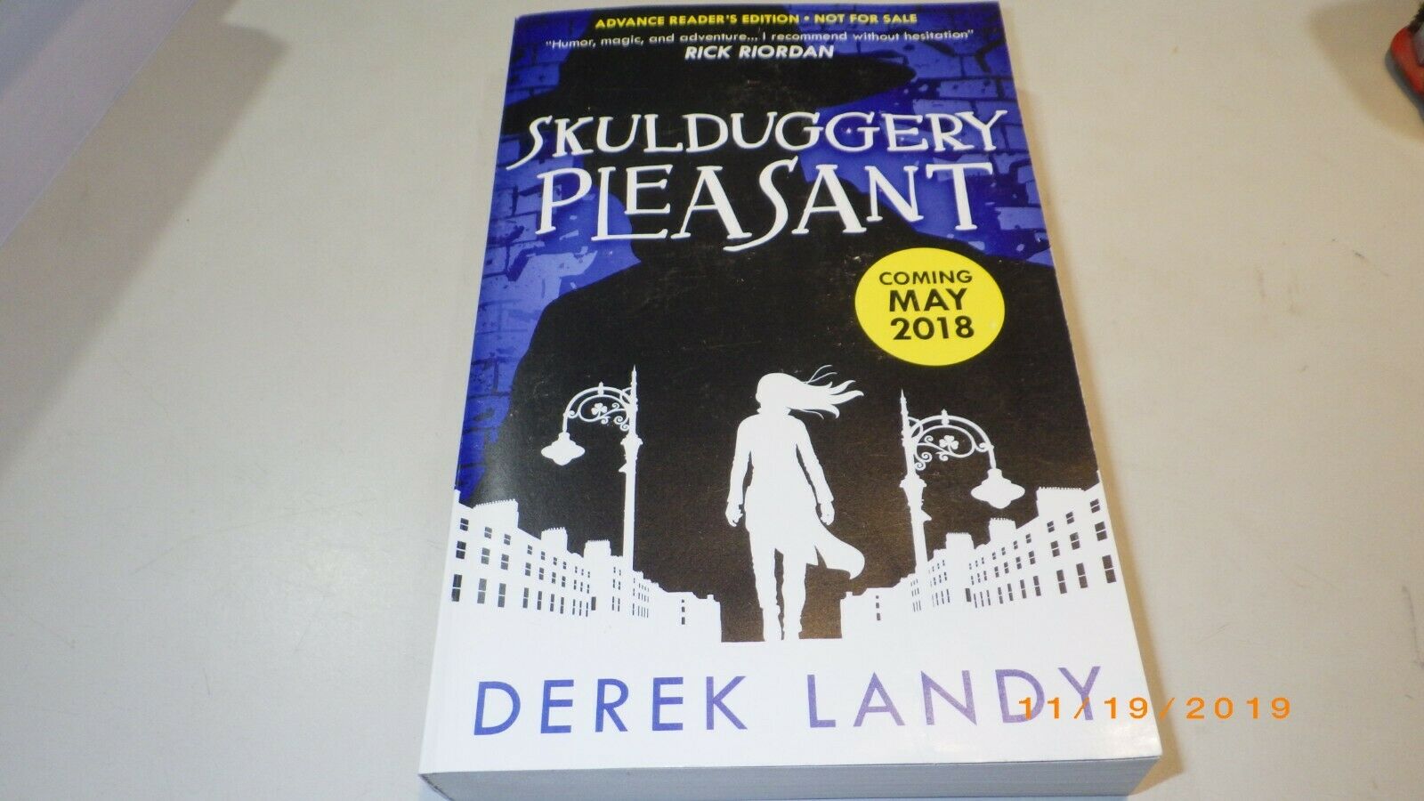 Skulduggery Pleasant 1 - HD Wallpaper 