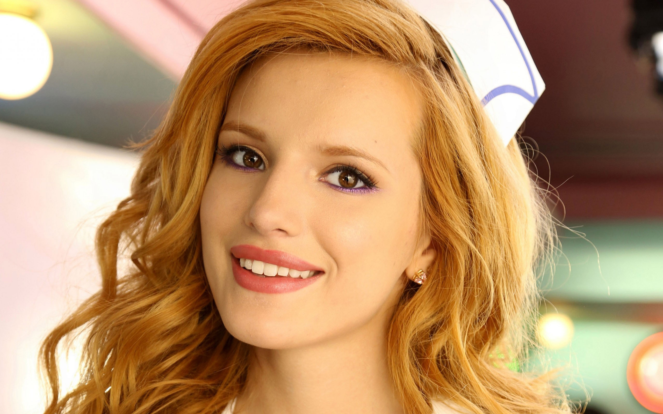 Bella Thorne Wallpaper - Bella Thorne Call It Whatever Makeup - HD Wallpaper 