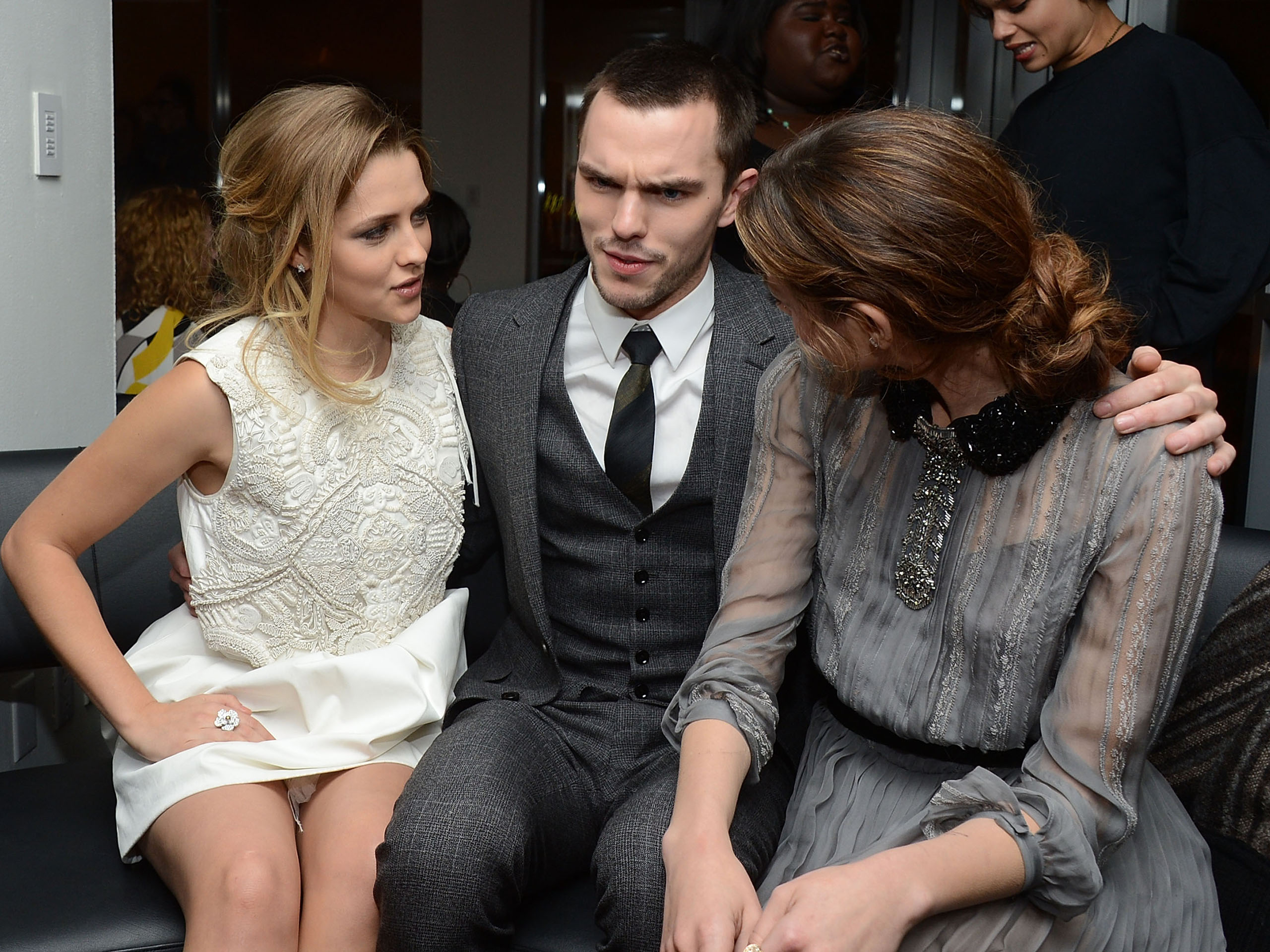 Teresa Palmer And Nicholas Hoult 2560x1920 Wallpaper Teahub Io