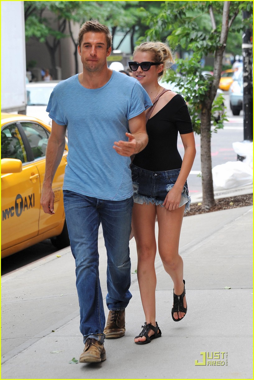 Teresa Palmer & Scott Speedman - Teresa Palmer And Scott - HD Wallpaper 