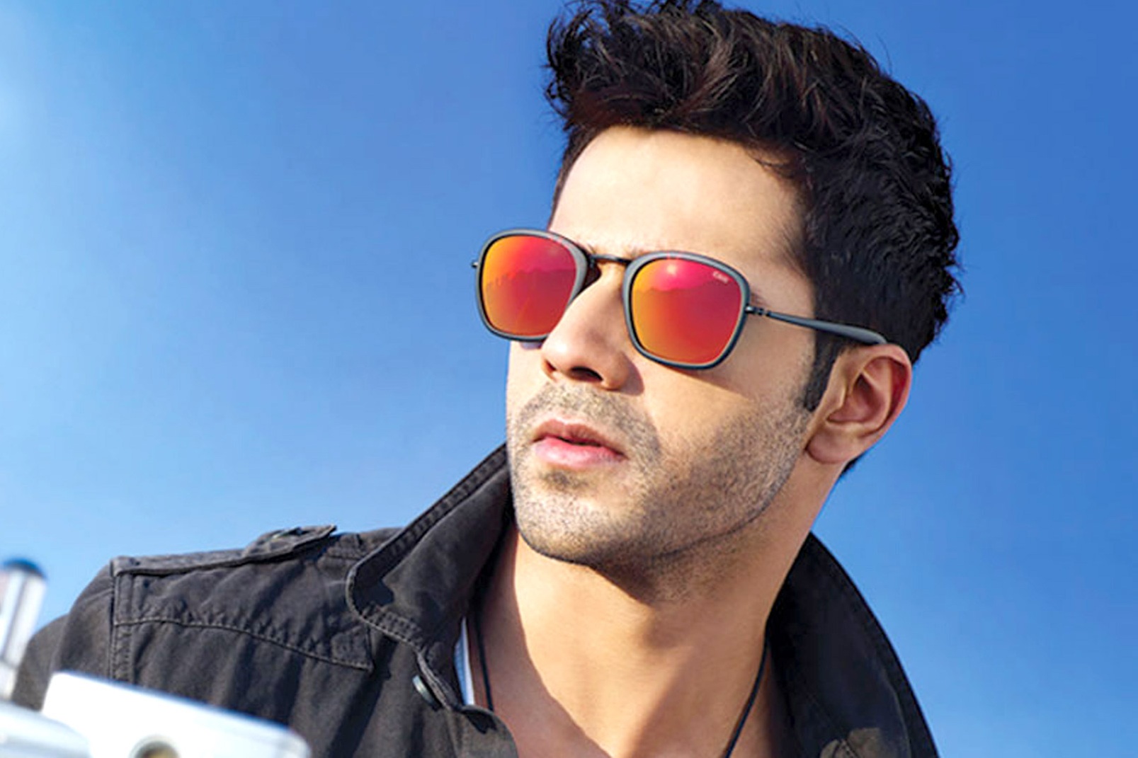Varun Dhawan Best Friend - HD Wallpaper 