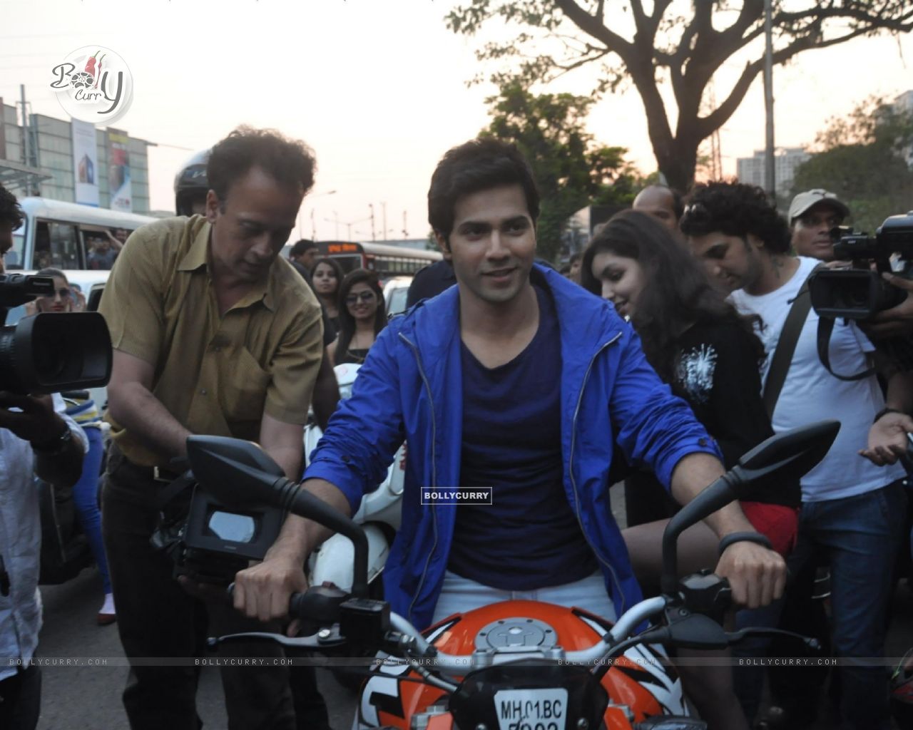 Varun Dhawan At The Bike Rally To Promote Main Tera - Motorcycle - HD Wallpaper 