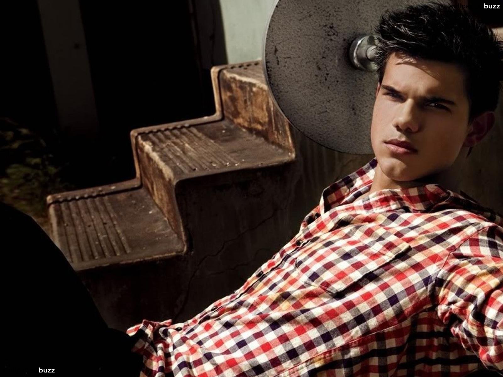 Тейлор свифт 22. Ролик тейлор. Лoлу тeйлoр (любoвь бушуeву. Дайси тейлор 2010. Ролик тейлор.