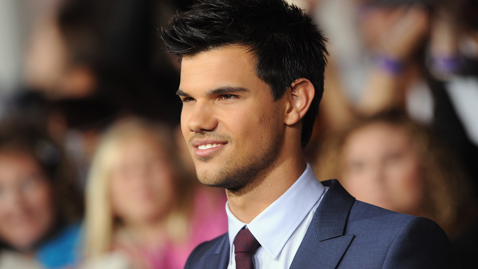 Taylor Lautner Breaking Dawn Premiere - HD Wallpaper 