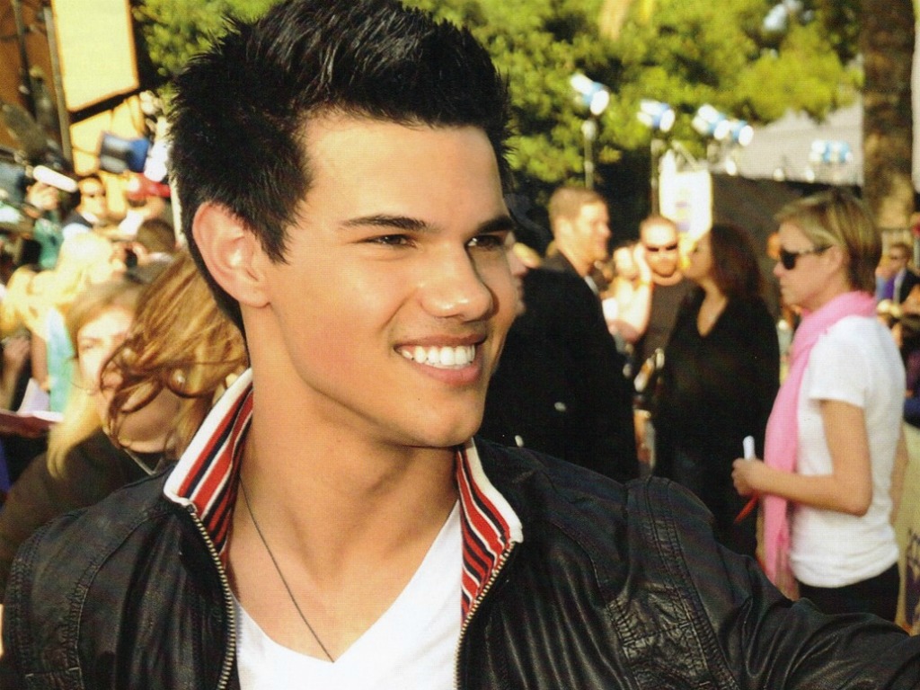 Taylor Lautner With Fans - HD Wallpaper 