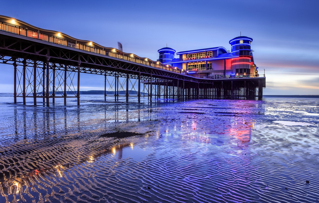Photo Wallpaper England, Blue Hour, Space Invaders, - Weston-super-mare - HD Wallpaper 