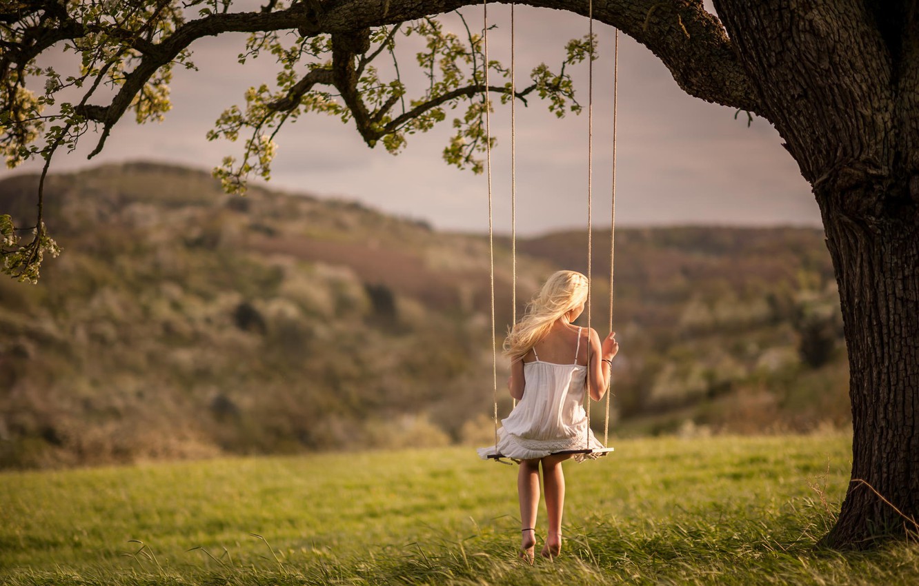 Photo Wallpaper Girl, Nature, Swing - Girl On A Swing In Nature - HD Wallpaper 
